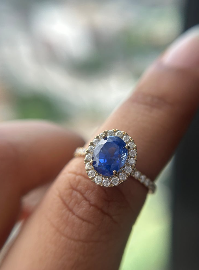 2.2 Carats Sapphire in 9K Yellow Gold