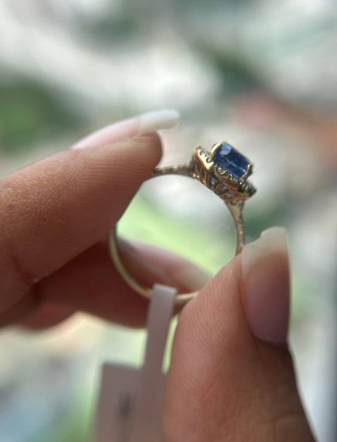 2.2 Carats Sapphire in 9K Yellow Gold