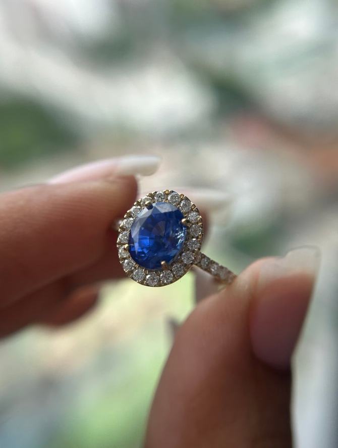 2.2 Carats Sapphire in 9K Yellow Gold