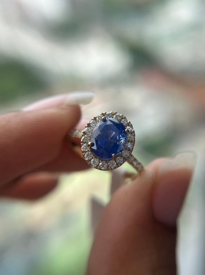 2.2 Carats Sapphire in 9K Yellow Gold
