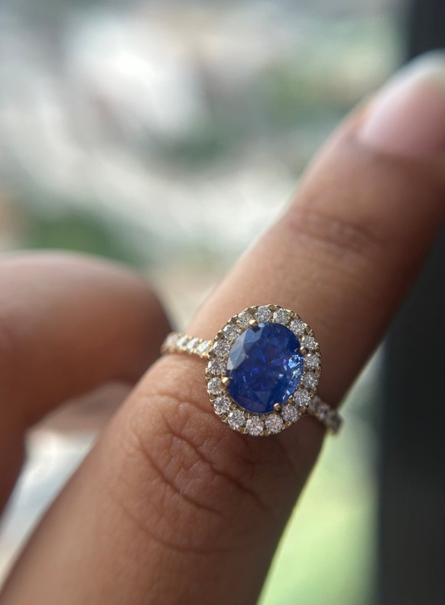 2.2 Carats Sapphire in 9K Yellow Gold