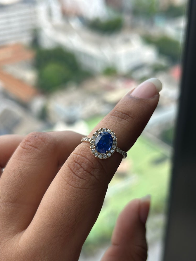 2.2 Carats Sapphire in 9K Yellow Gold