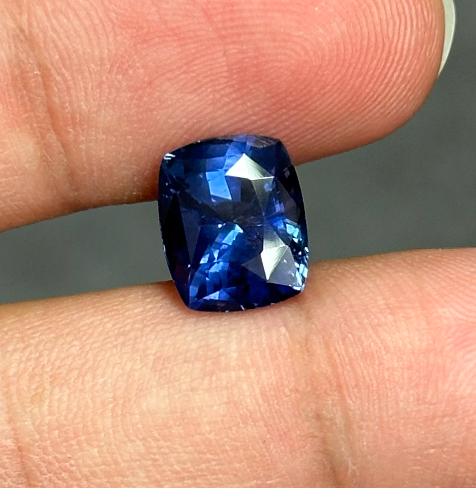 5.57 Carat Cushion cut Cornflower Blue Heat Sapphire loose stone